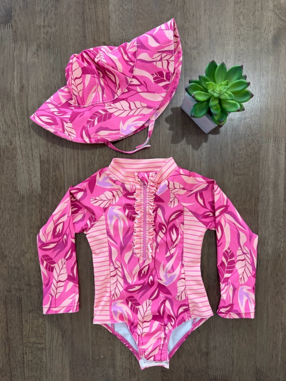 Jessica Simpson Pink Leaf Print Long-Sleeve Rashguard Set with Sun Hat